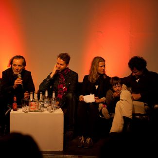 Das Fotodoks-Sofa mit Paul Lowe, Helge Skodvin, Bettina Camilla Vestergaard, Christoph Draeger und Sohn. (Foto: Birkenholz)