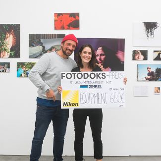 Hans Herbig überreicht Annie Flangan den Fotodoks-Preis 2017. (Foto: RIchard Heinicke)
