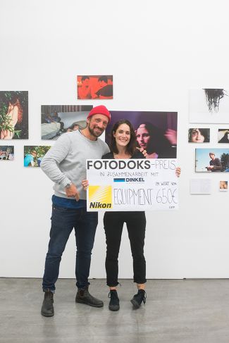 Hans Herbig überreicht Annie Flangan den Fotodoks-Preis 2017. (Foto: RIchard Heinicke)