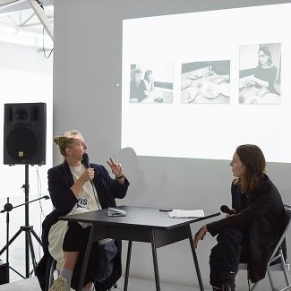 Lisa Domin spricht über ihre Arbeit mit Christina Maria Ruederer (Foto: Franziska Schrödinger)