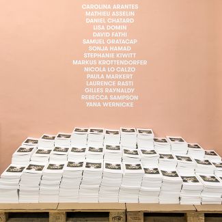 Der FOTODOKS Katalog (gestaltet von Martin Steiner) und die Liste aller Teilnehmer*innen (Foto: Dominik Gigler)