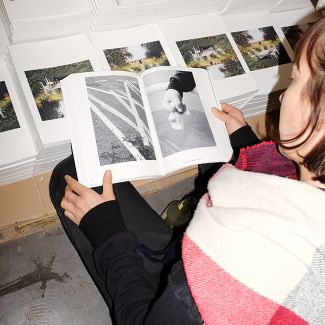 Eine Besucherin bei der Lekture des kostenlosen Katalogs (Foto: Gina Bolle)